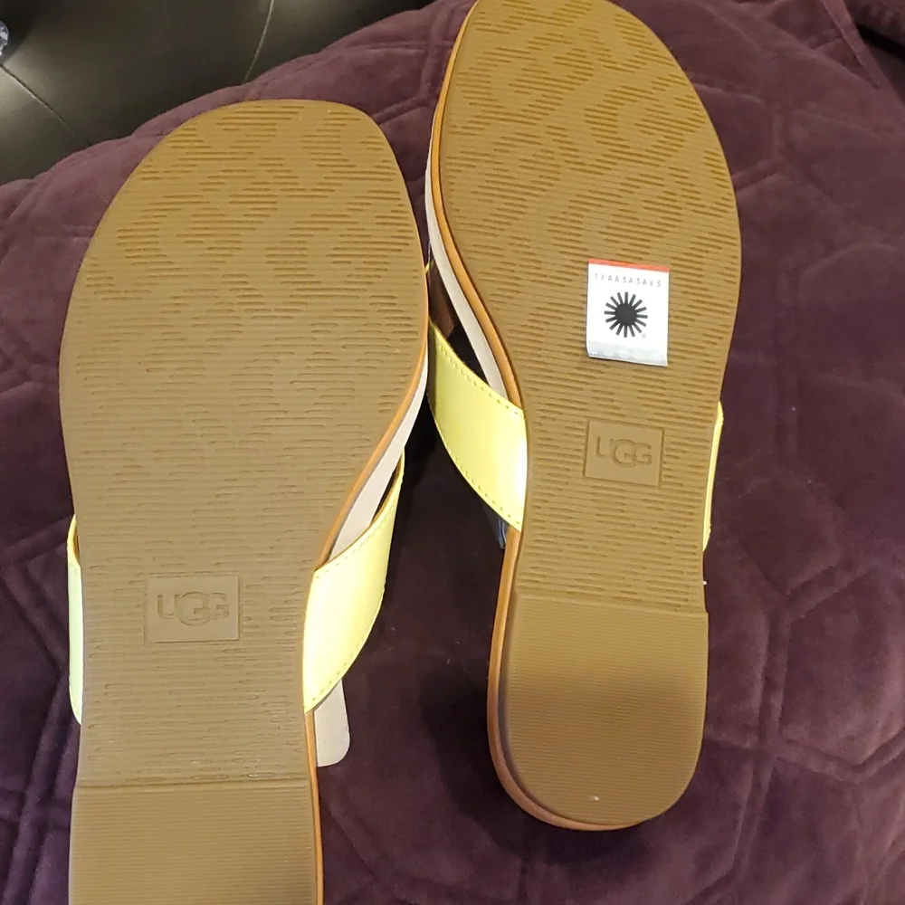 Ugg Tuolumne thongs, size 8, yellow